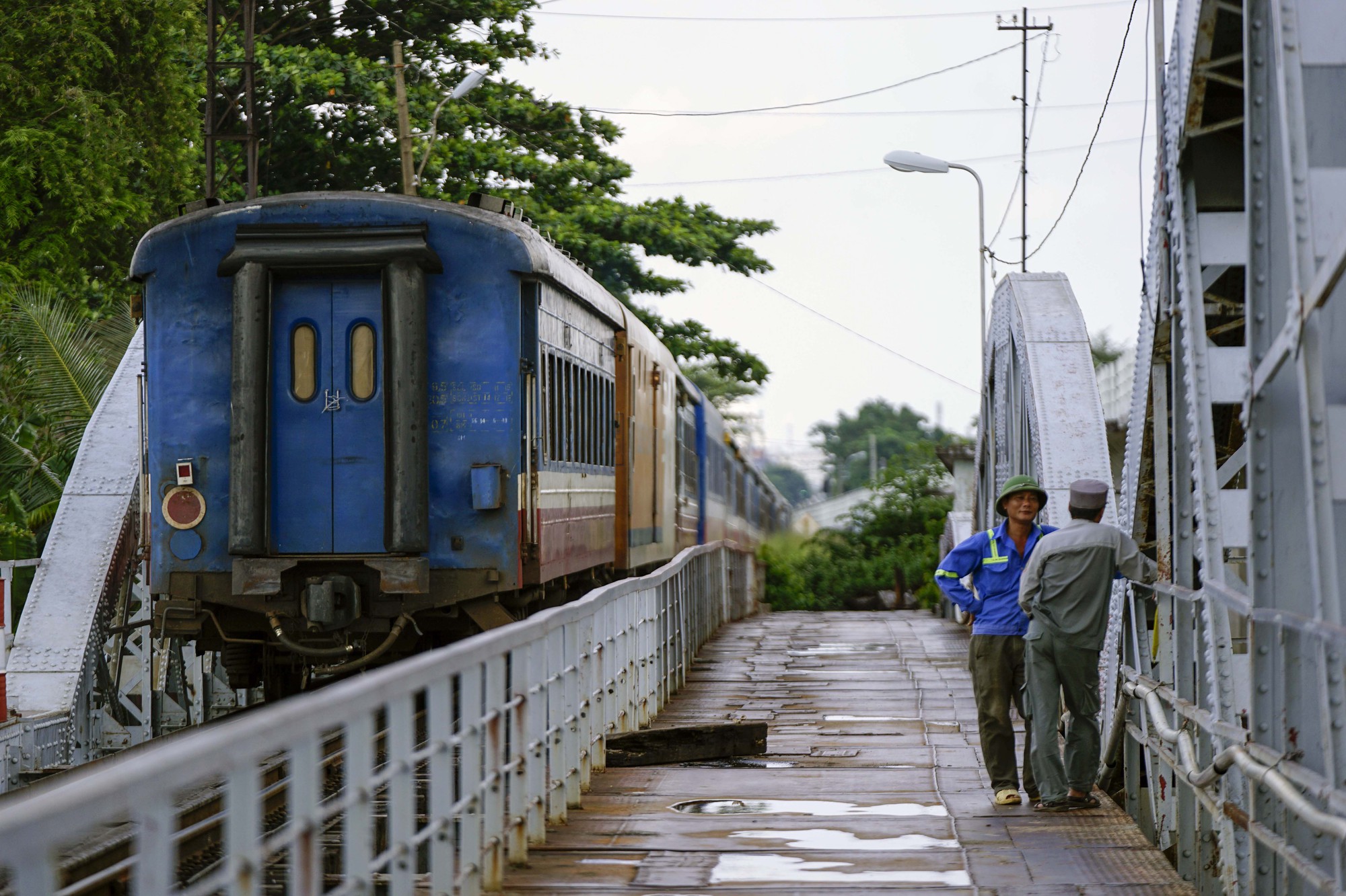 Cầu sắt Bình Lợi đón chuyến tàu cuối cùng trước ngày tháo dỡ - Ảnh 10.