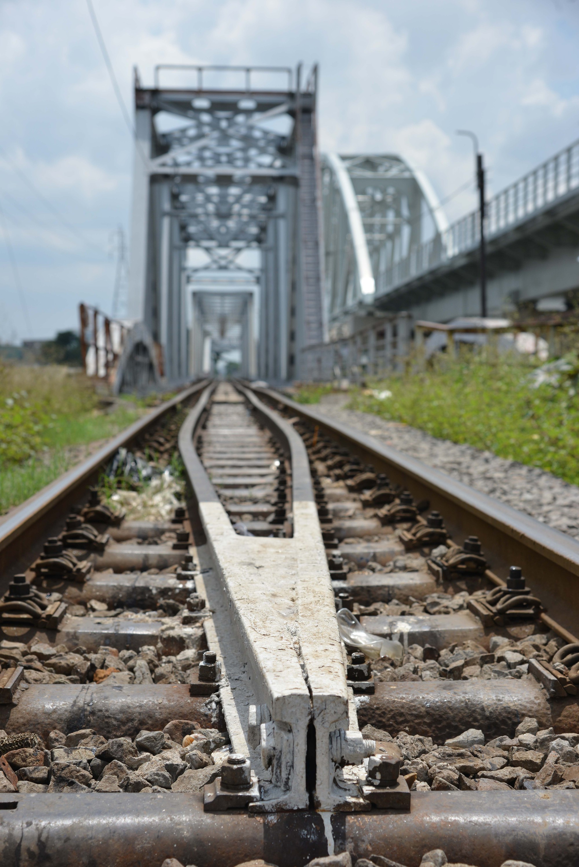 Cầu sắt Bình Lợi đón chuyến tàu cuối cùng trước ngày tháo dỡ - Ảnh 8.