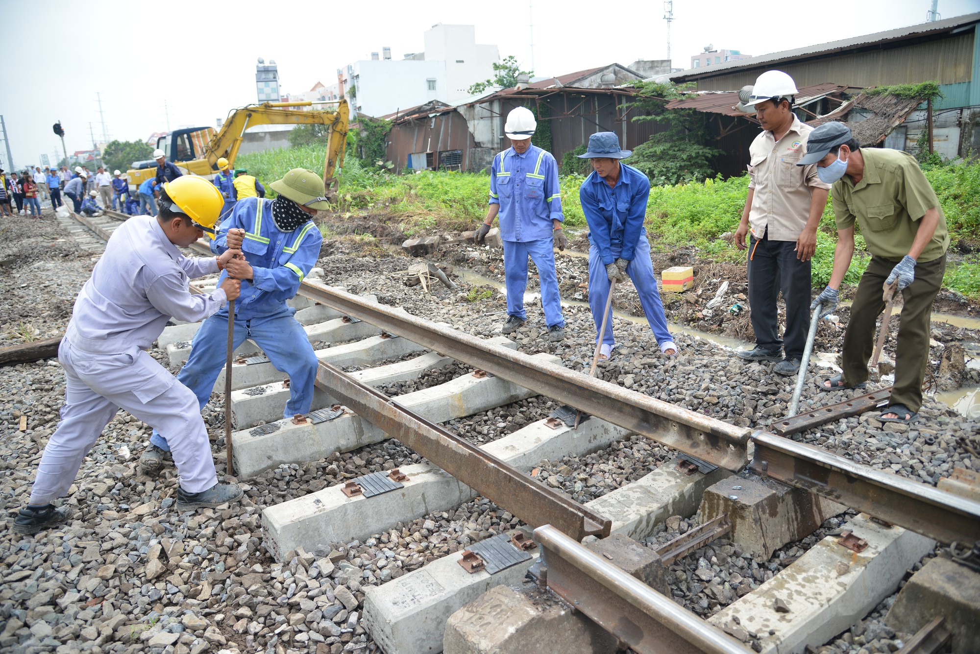 Cầu sắt Bình Lợi đón chuyến tàu cuối cùng trước ngày tháo dỡ - Ảnh 1.