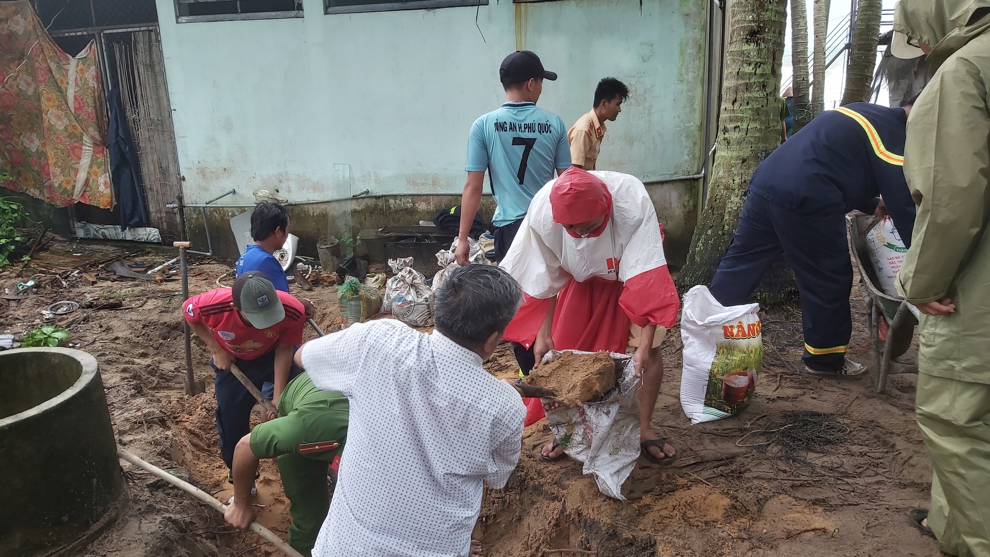 Phú Quốc lại sạt lở, ngập sâu sau cơn mưa lớn kéo dài - Ảnh 11.