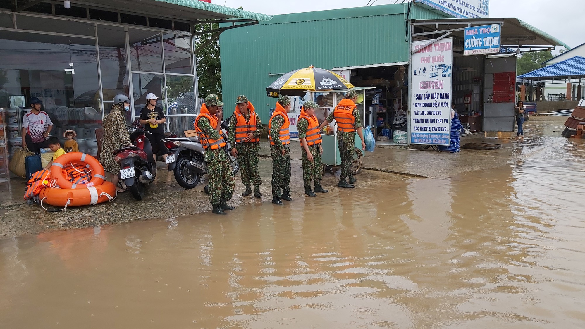 Phú Quốc lại sạt lở, ngập sâu sau cơn mưa lớn kéo dài - Ảnh 8.