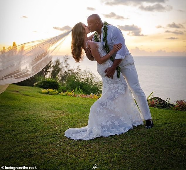 Actor The Rock shows off discreet wedding photos - Photo 11.