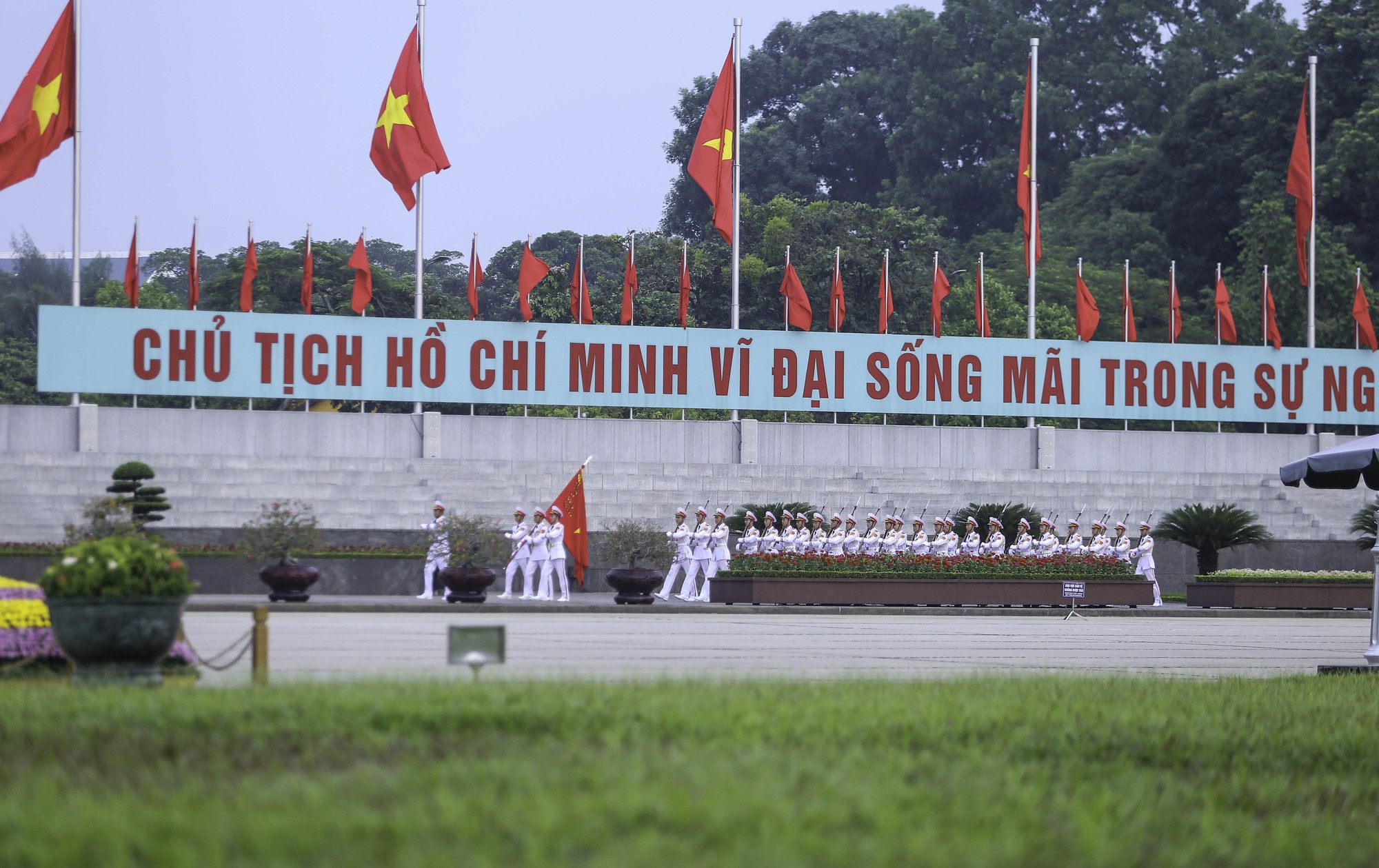 Clip: Hàng ngàn người nghiêm trang dự lễ chào cờ sáng ngày Quốc khánh 2-9 trên Quảng trường Ba Đình - Ảnh 3.