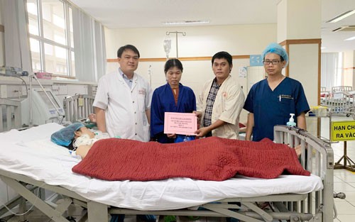 Trao hơn 105 triệu đồng hỗ trợ bệnh nhân Huỳnh Trang - Ảnh 1.