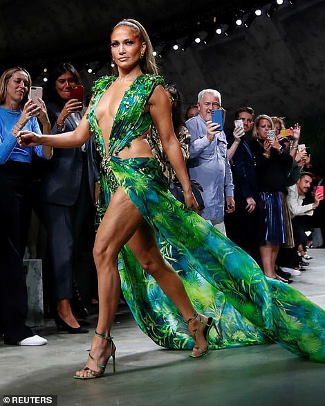 Jennifer Lopez hở “tứ bề” trên sàn catwalk - Ảnh 3.
