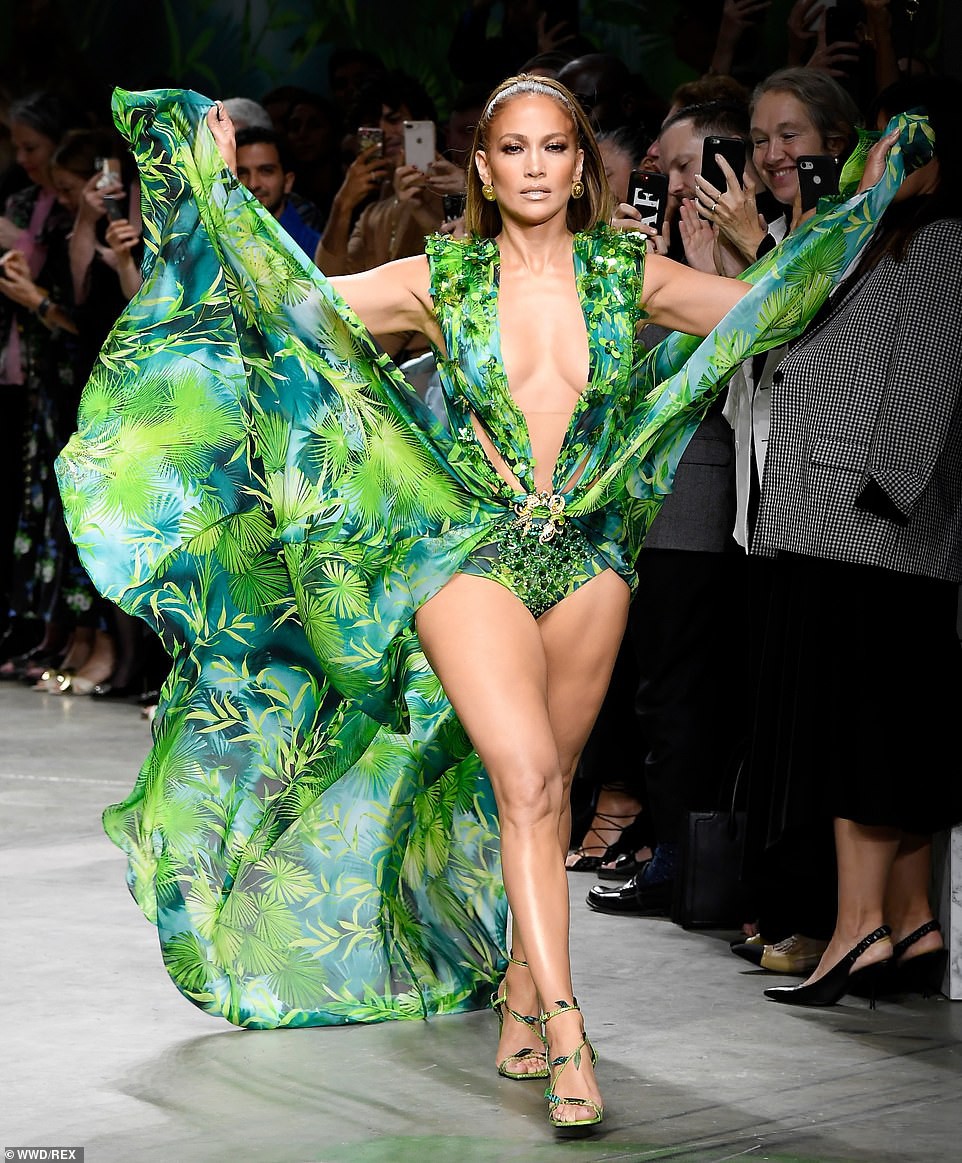 Jennifer Lopez hở “tứ bề” trên sàn catwalk - Ảnh 5.