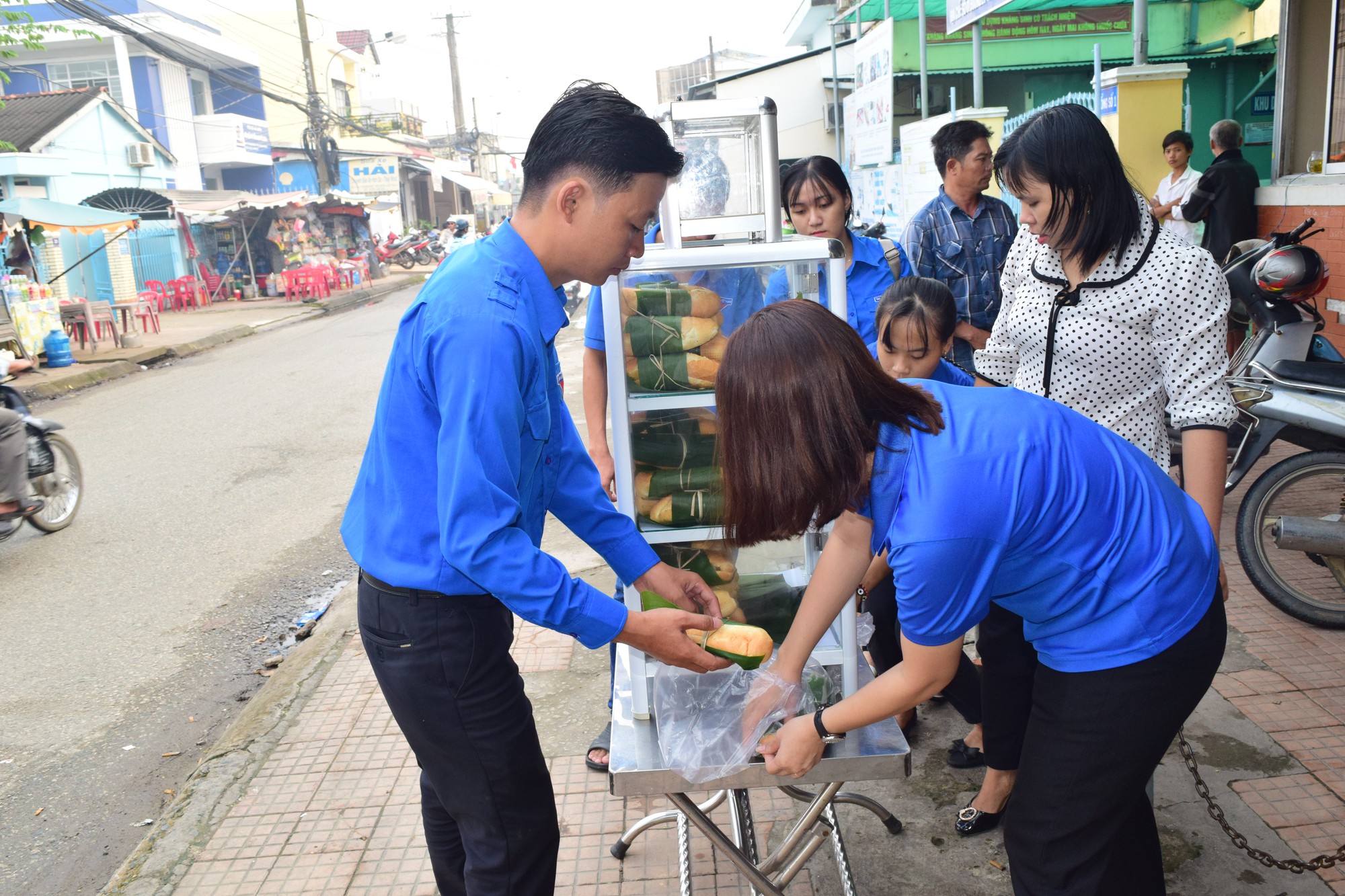 Ấm lòng với mô hình “Bánh mì xanh” lan tỏa yêu thương, bảo vệ môi trường - Ảnh 4.