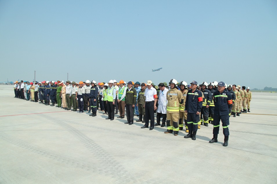 Cận cảnh tình huống máy bay hạ cánh khẩn cấp xuống Nội Bài khi gặp sự cố - Ảnh 3.