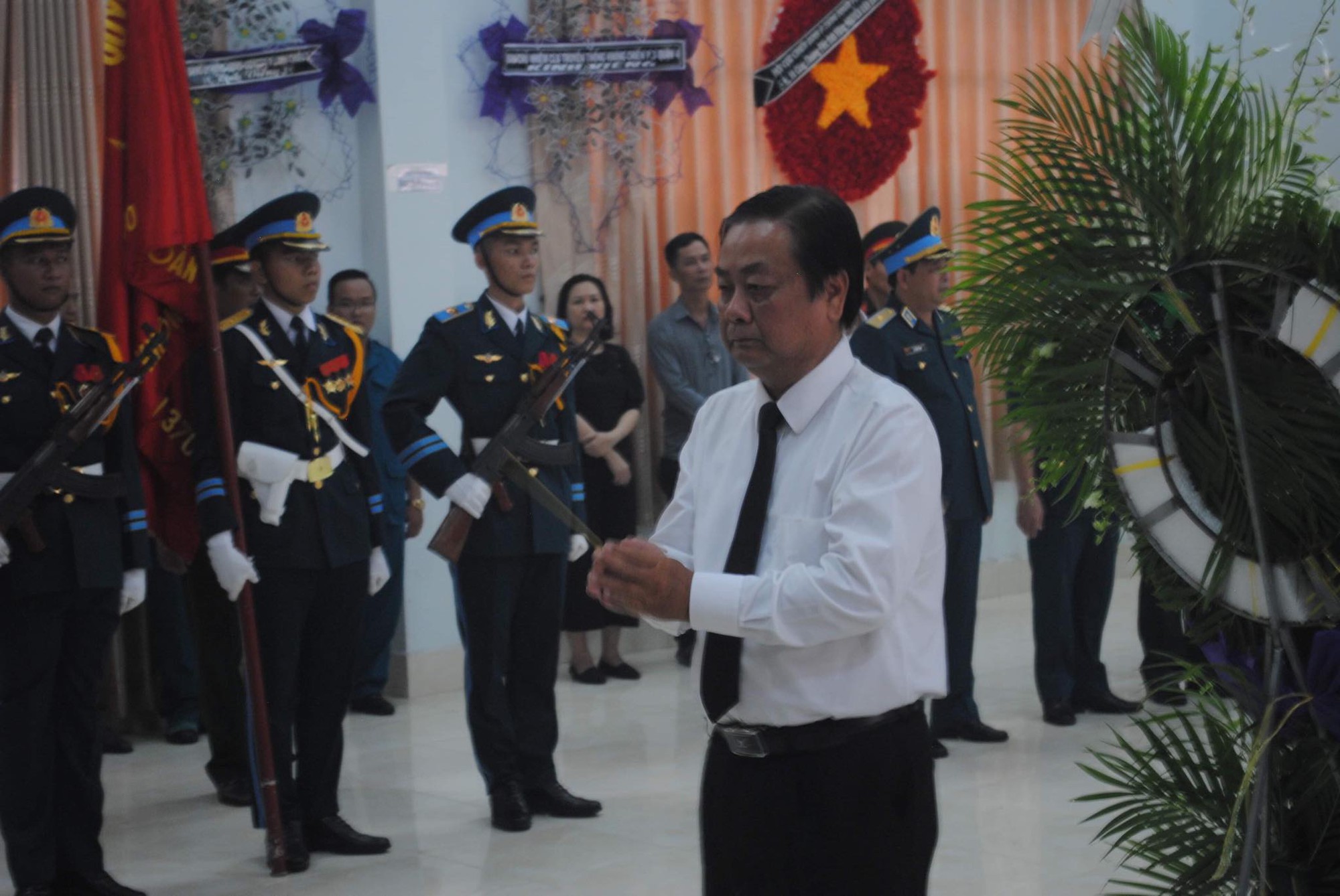 Lễ viếng Đại tá phi công Nguyễn Văn Bảy đang diễn ra tại quê nhà - Ảnh 2.