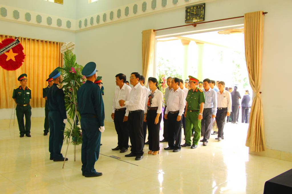 Lễ viếng Đại tá phi công Nguyễn Văn Bảy đang diễn ra tại quê nhà - Ảnh 4.