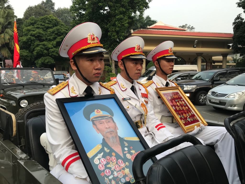 Hàng trăm người tiễn đưa Anh hùng phi công Nguyễn Văn Bảy về đất mẹ - Ảnh 4.