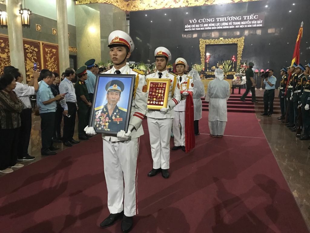 Hàng trăm người tiễn đưa Anh hùng phi công Nguyễn Văn Bảy về đất mẹ - Ảnh 6.