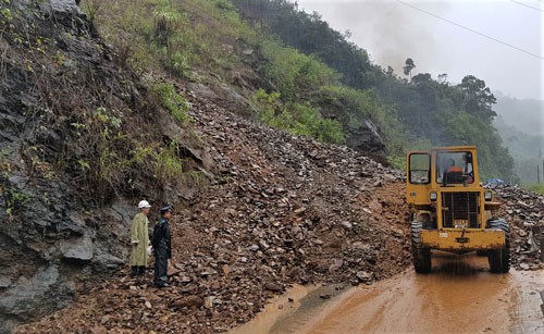 Mưa lớn gây ngập lụt miền Trung - Ảnh 2.