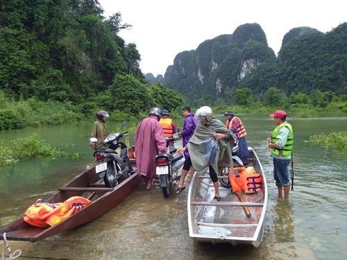 Mưa lớn gây ngập lụt miền Trung - Ảnh 1.