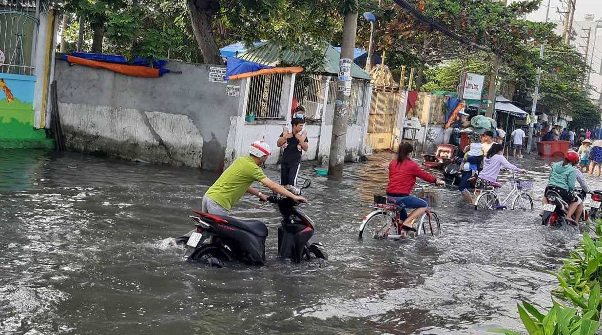 Người dân quận 8 vẫn đang vật vã trong biển nước! - Ảnh 1.