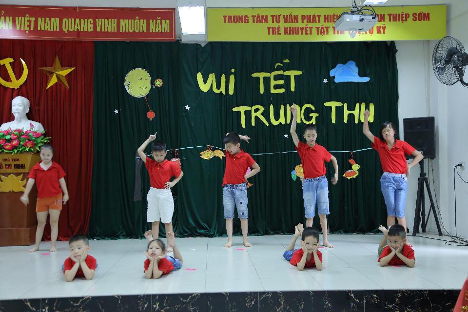 Đại sứ Mỹ múa lân, nặn bánh trung thu cùng trẻ em khuyết tật - Ảnh 3.