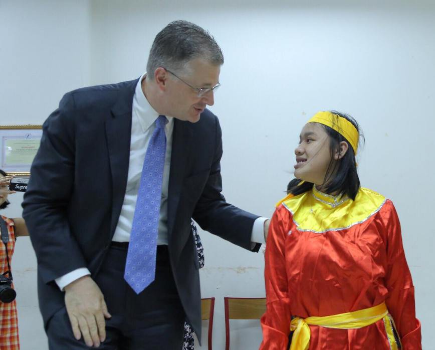 Đại sứ Mỹ múa lân, nặn bánh trung thu cùng trẻ em khuyết tật - Ảnh 10.