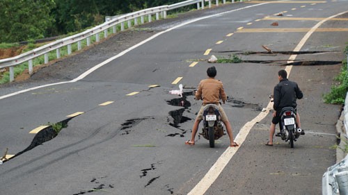 Đường trăm tỉ tan nát tại... trời - Ảnh 1.