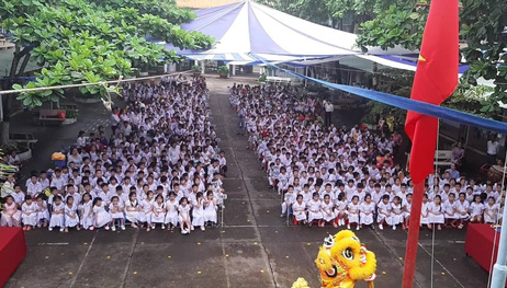 Báo Người Lao Động trao quà và học bổng cho học sinh nghèo miền Tây - Ảnh 1.