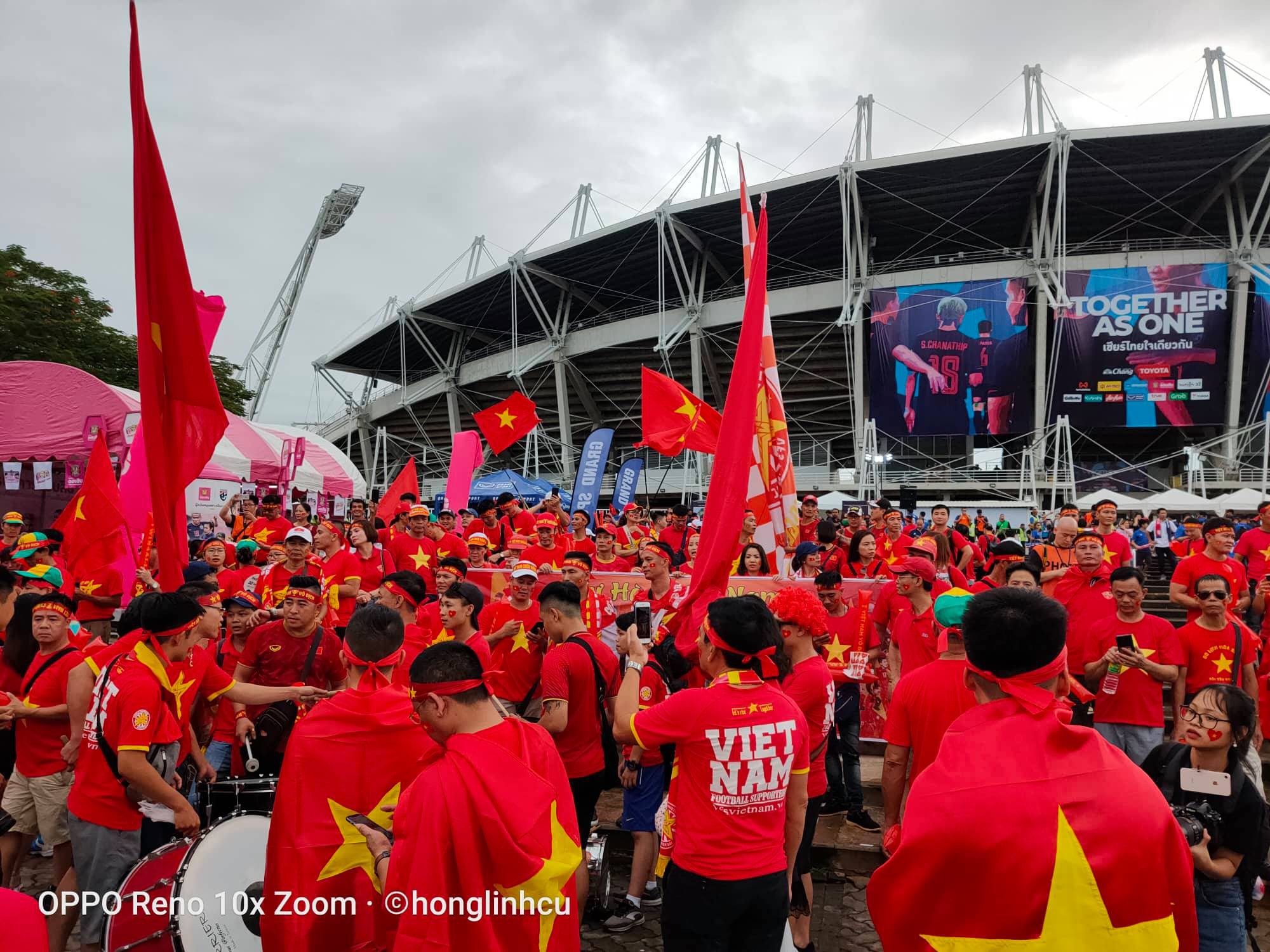 Tuyển Việt Nam gặp Thái Lan: Áo đỏ sao vàng nhuộm rực sân vận động - Ảnh 4.