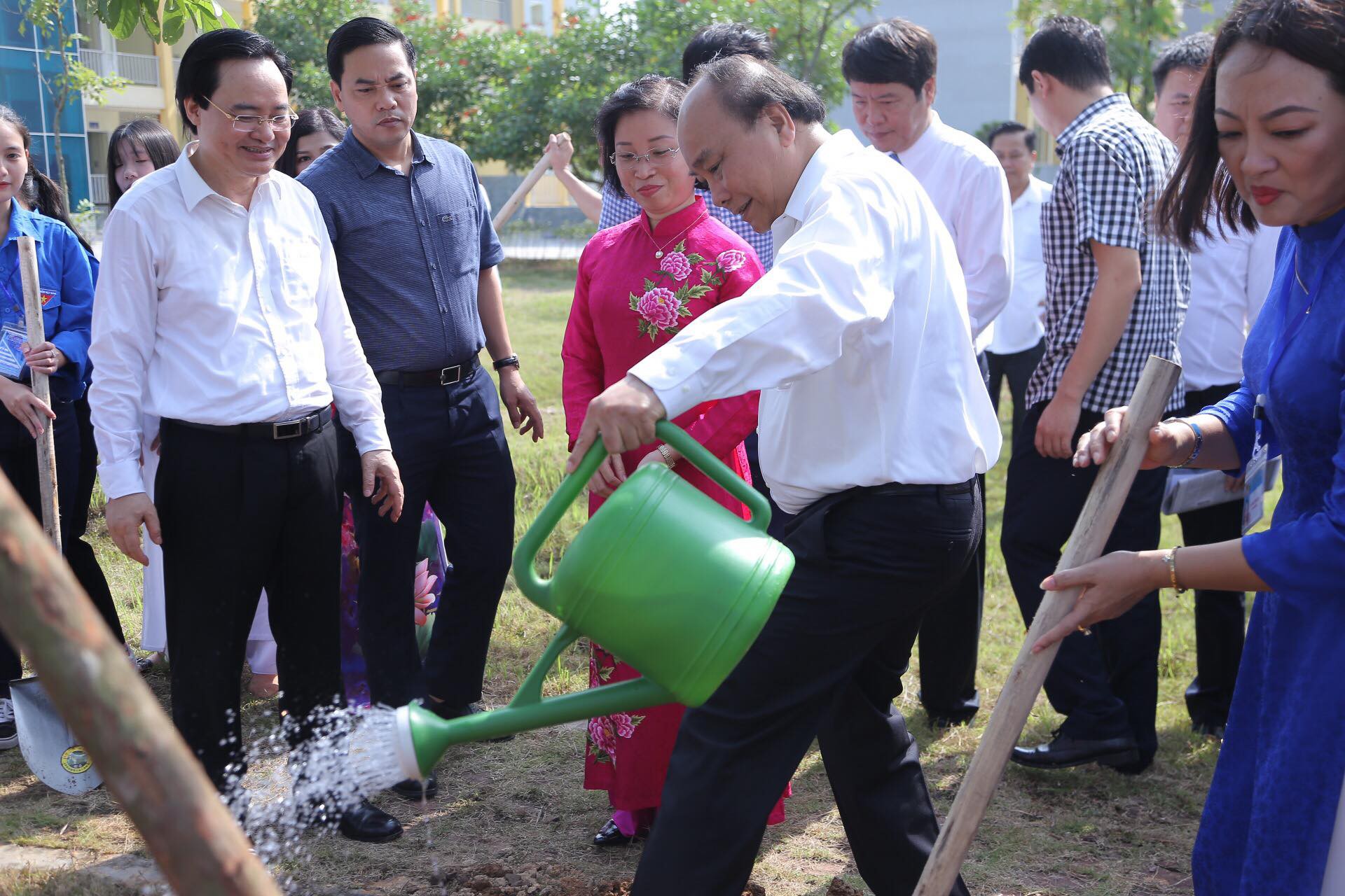 Thủ tướng Nguyễn Xuân Phúc đánh trống khai giảng năm học mới - Ảnh 15.