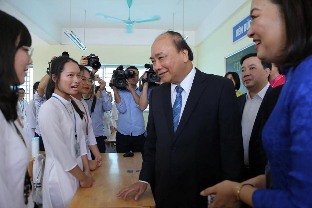 Thủ tướng Nguyễn Xuân Phúc đánh trống khai giảng năm học mới - Ảnh 12.