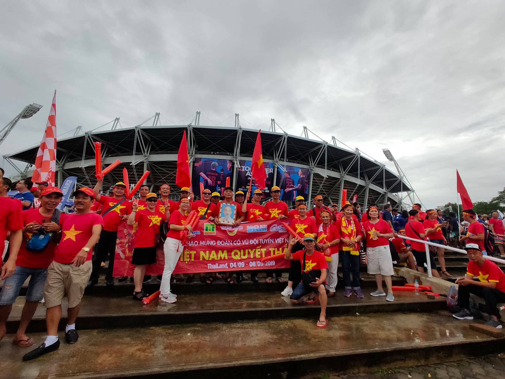 Tuyển Việt Nam gặp Thái Lan: Áo đỏ sao vàng nhuộm rực sân vận động - Ảnh 8.