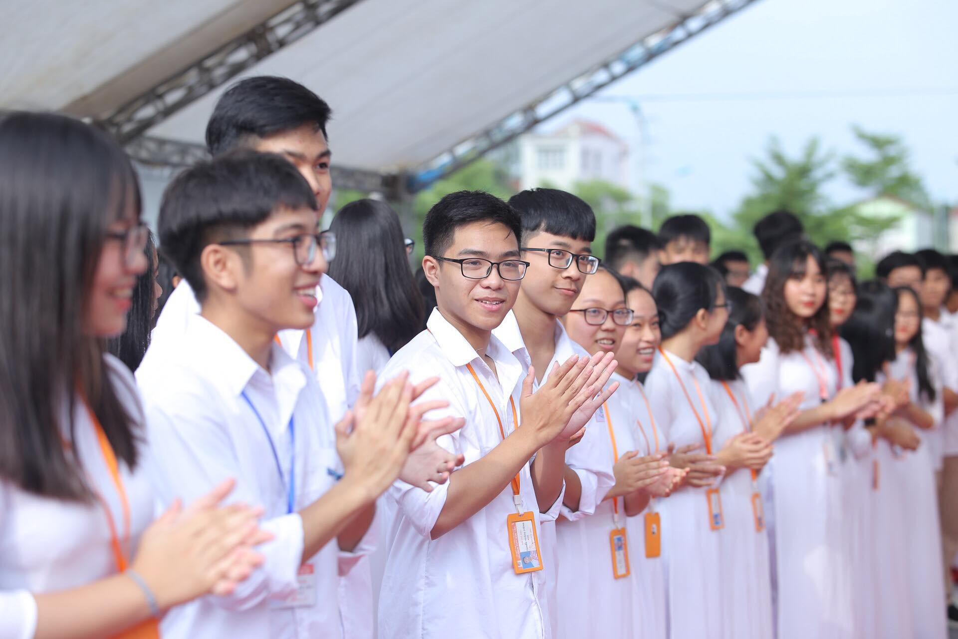 Thủ tướng Nguyễn Xuân Phúc đánh trống khai giảng năm học mới - Ảnh 4.