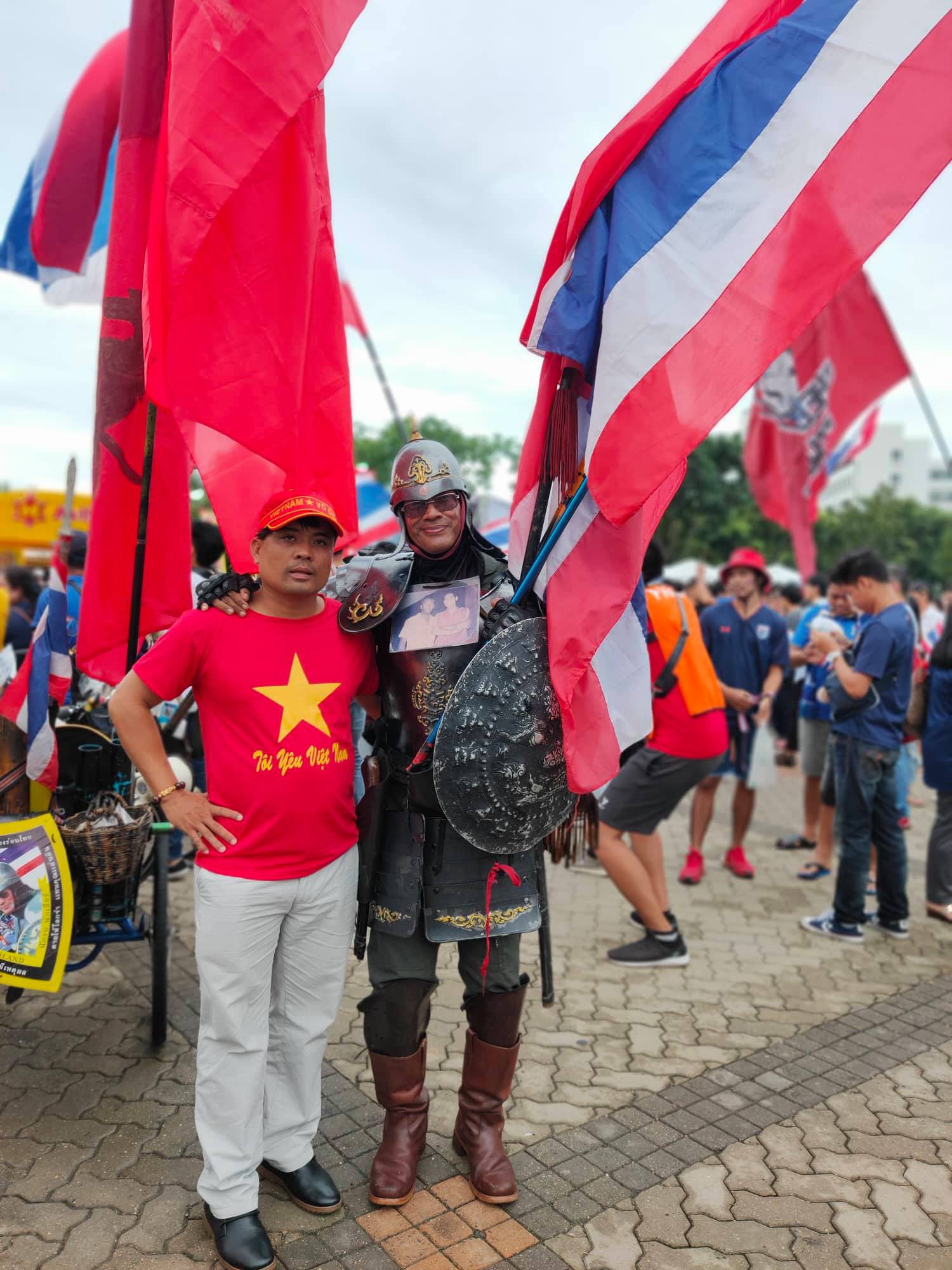 Tuyển Việt Nam gặp Thái Lan: Áo đỏ sao vàng nhuộm rực sân vận động - Ảnh 10.