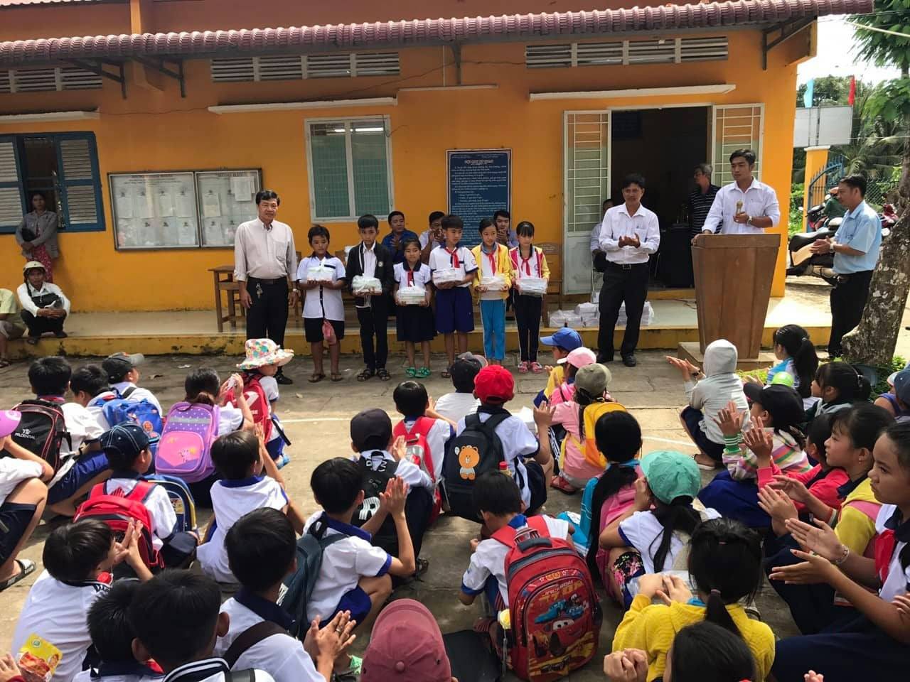 Báo Người Lao Động trao quà và học bổng cho học sinh nghèo miền Tây - Ảnh 6.