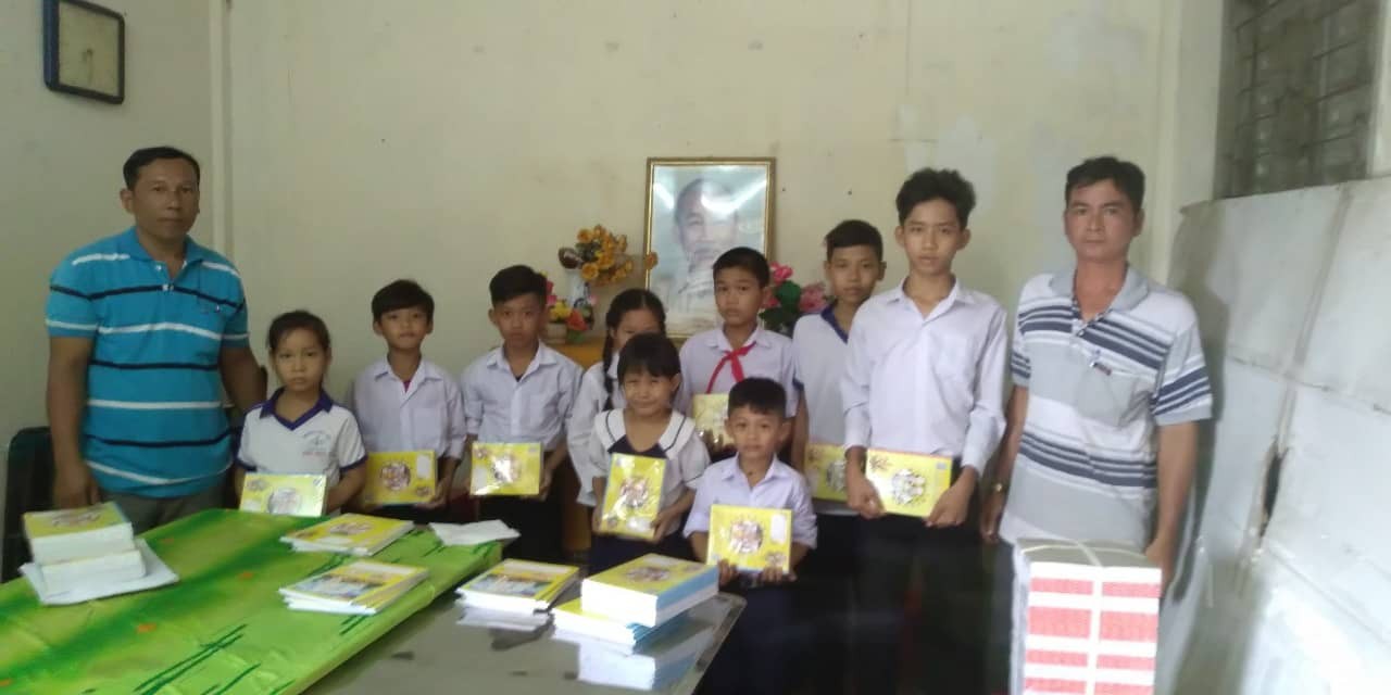 Báo Người Lao Động trao quà và học bổng cho học sinh nghèo miền Tây - Ảnh 7.
