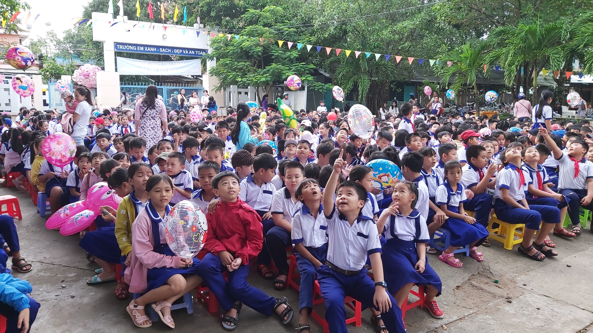 Ngày khai giảng: Không bóng bay, bộ đội cõng học sinh đến trường - Ảnh 19.