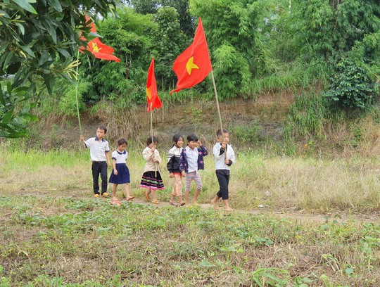 Ngày khai giảng: Không bóng bay, bộ đội cõng học sinh đến trường - Ảnh 1.