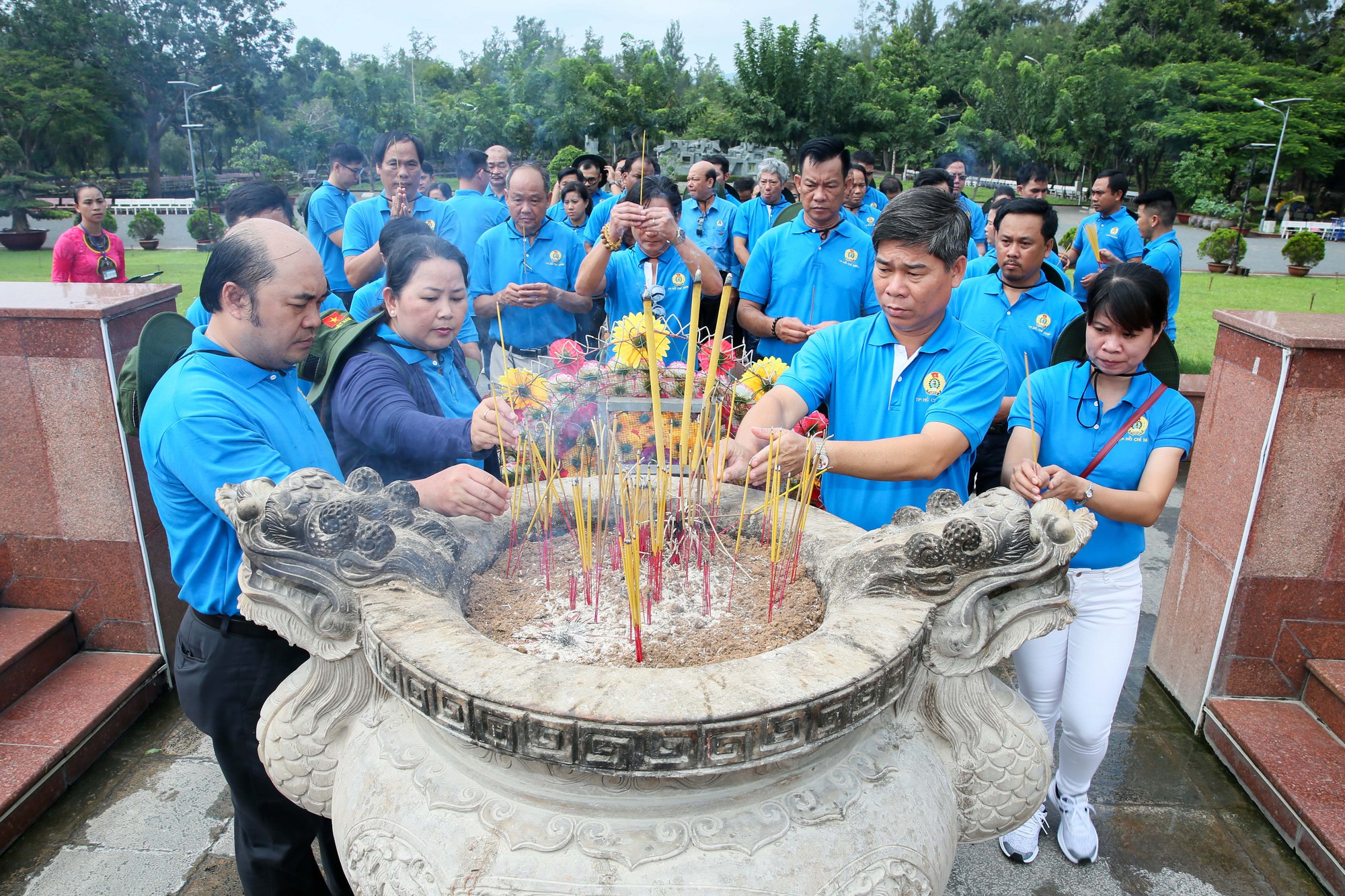 LĐLĐ TP HCM  dâng hương Đài tưởng niệm Nghĩa trang Hàng Dương - Ảnh 3.