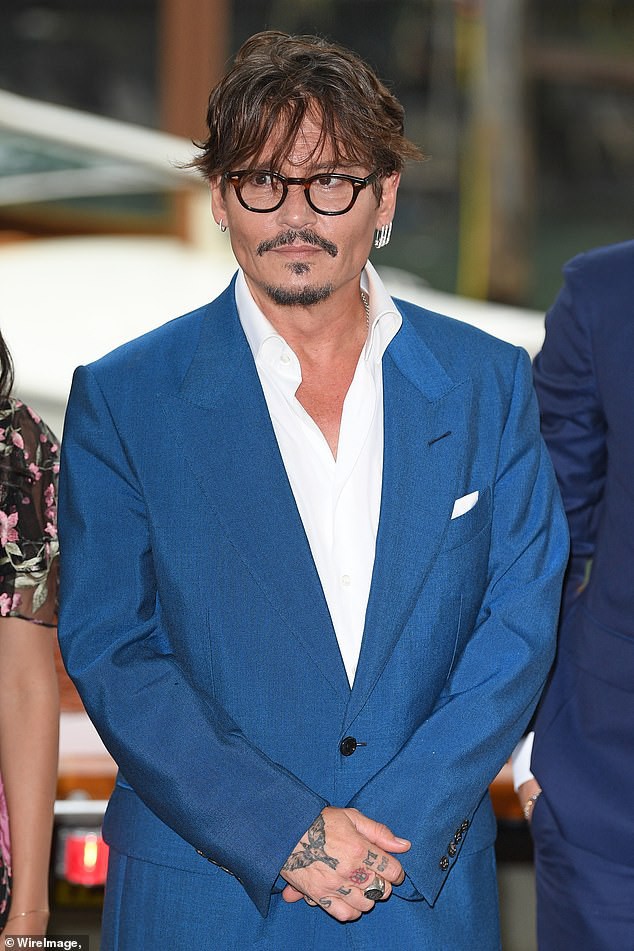 “Cướp biển” Johnny Depp bảnh bao tại LHP Venice - Ảnh 1.
