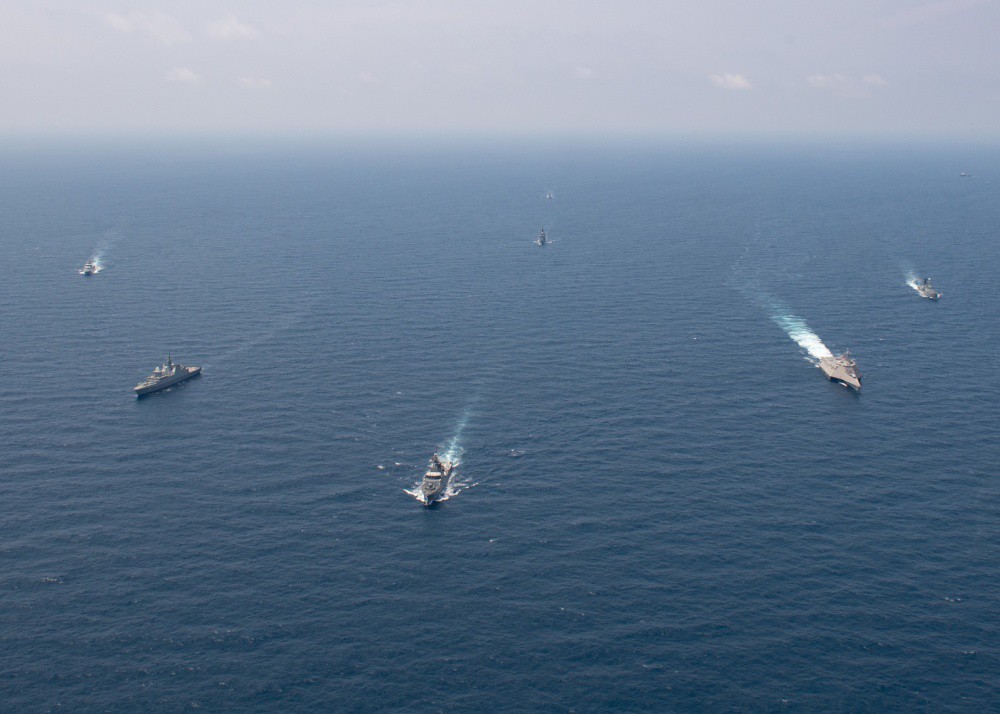 Cận cảnh đặc nhiệm hải quân ASEAN-Mỹ diễn tập truy bắt nghi phạm trên tàu - Ảnh 1.