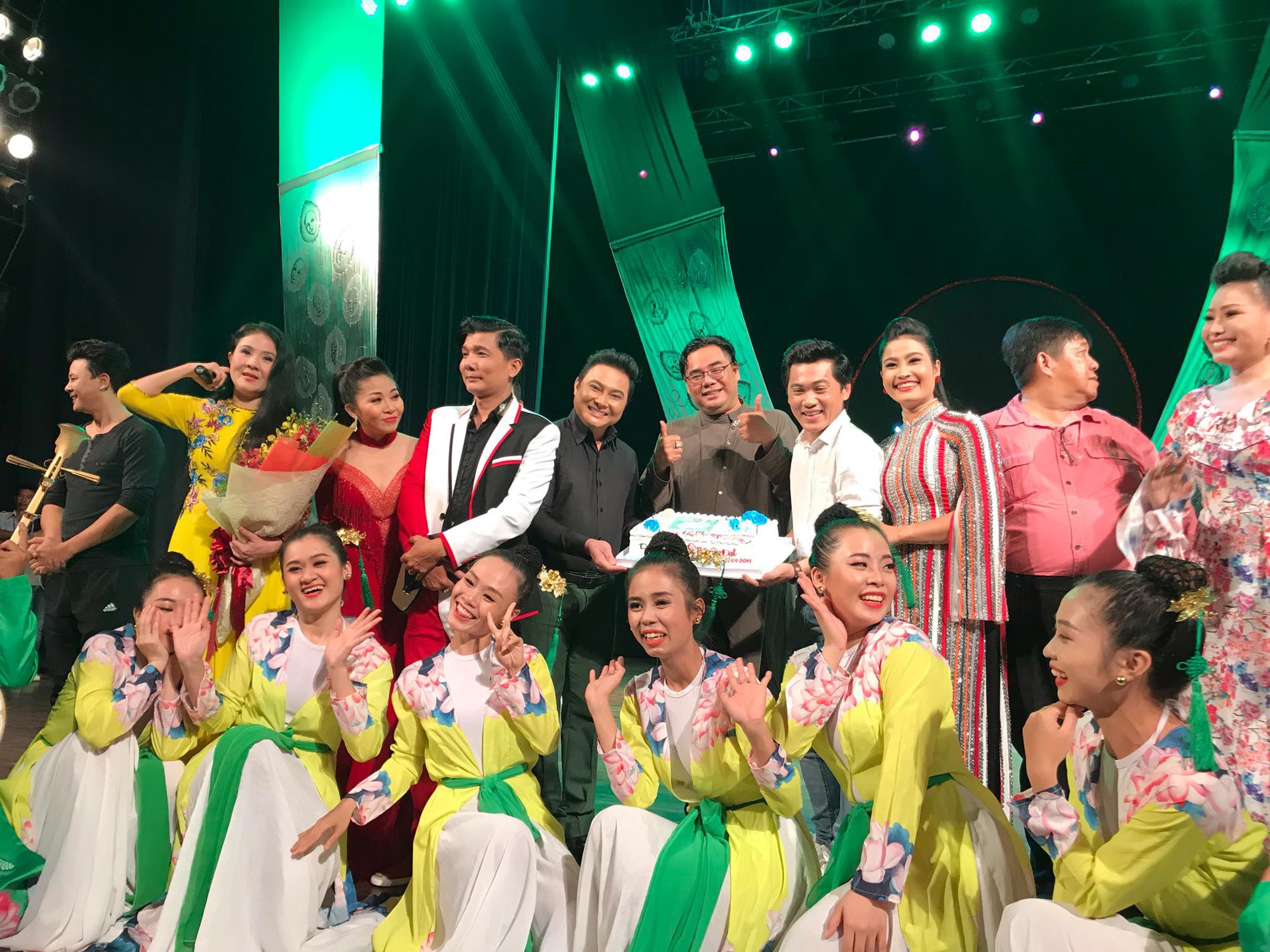 NSƯT Lê Nguyên Đạt chào sân trước thềm liên hoan quốc tế - Ảnh 6. NSƯT Lê Nguyên Đạt chào sân trước thềm liên hoan quốc tế - Ảnh 6.