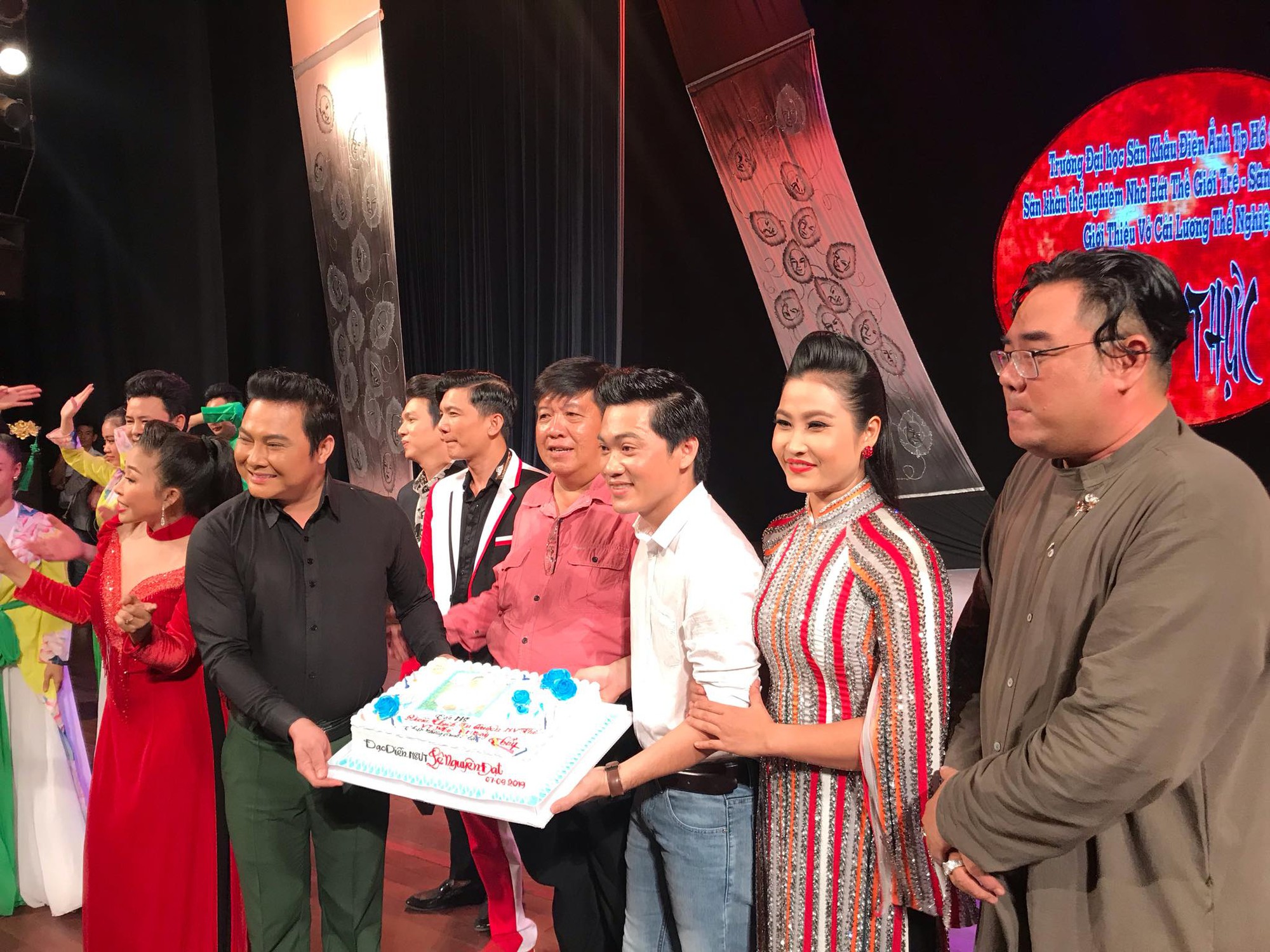 NSƯT Lê Nguyên Đạt chào sân trước thềm liên hoan quốc tế - Ảnh 1. NSƯT Lê Nguyên Đạt chào sân trước thềm liên hoan quốc tế - Ảnh 1.