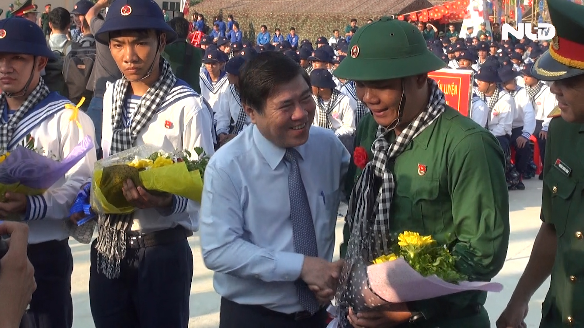 Hàng ngàn thanh niên TP HCM lên đường nhập ngũ