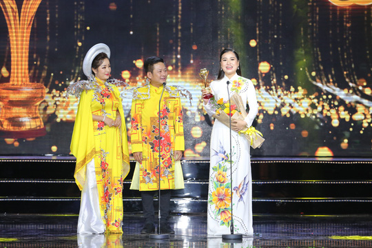 Vợ chồng Lâm Vỹ Dạ lao vào vòng tay fan mừng Mai Vàng - Ảnh 3.