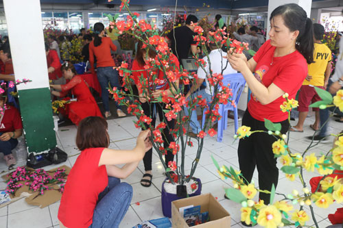 Hỗ trợ công nhân khó khăn - Ảnh 1.