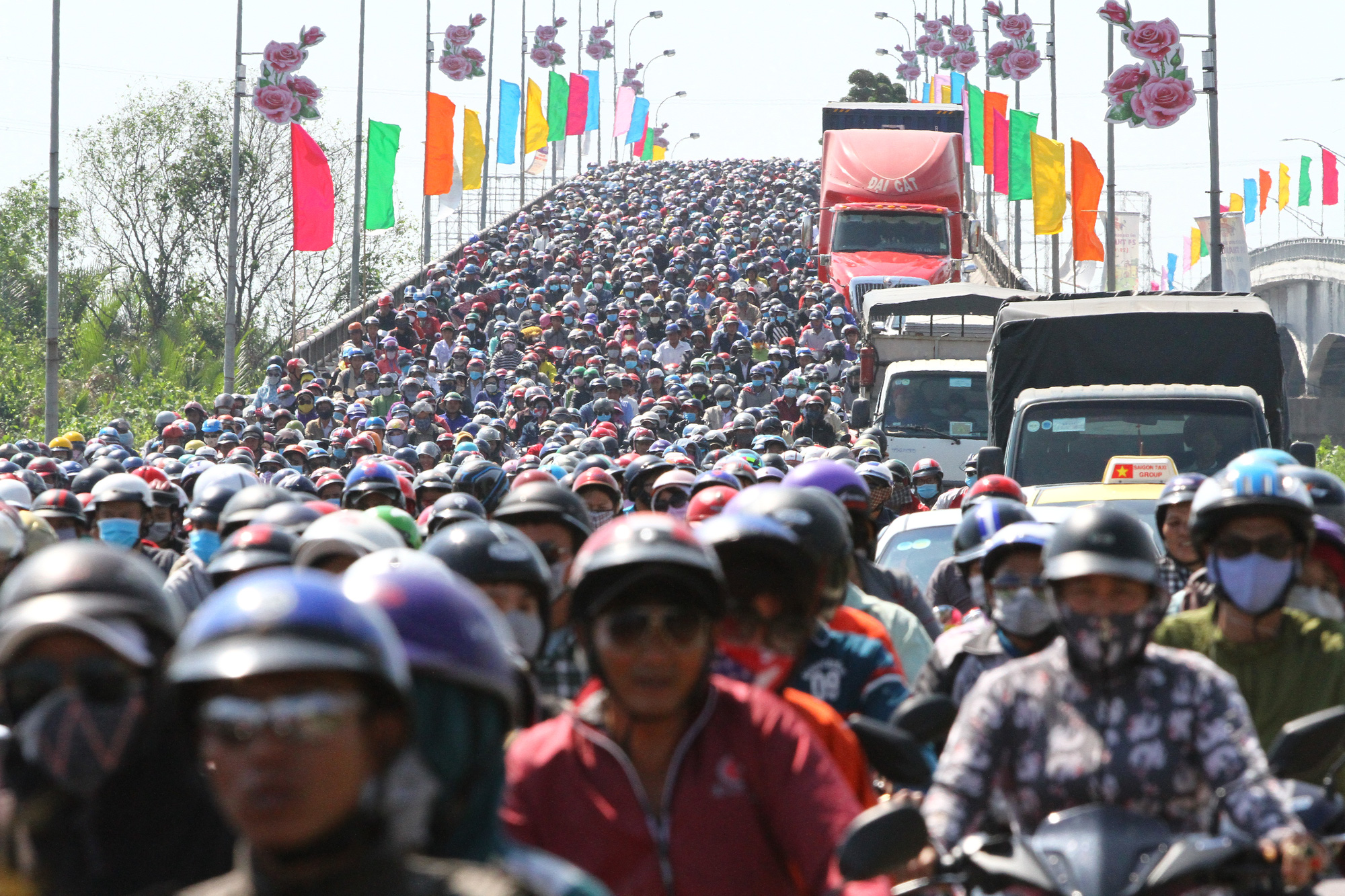 TP HCM: Hàng chục ngàn người đổ ra đường đến bến xe - Ảnh 4.
