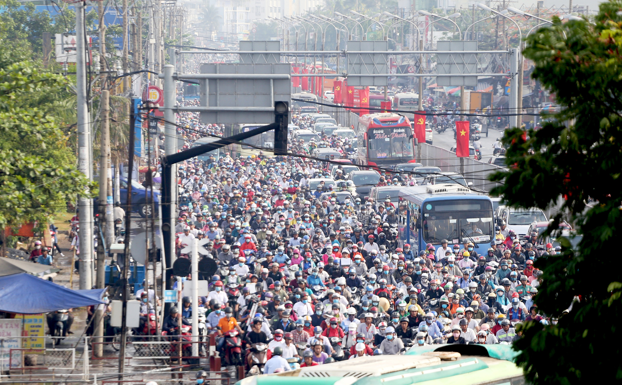 TP HCM: Hàng chục ngàn người đổ ra đường đến bến xe - Ảnh 2.