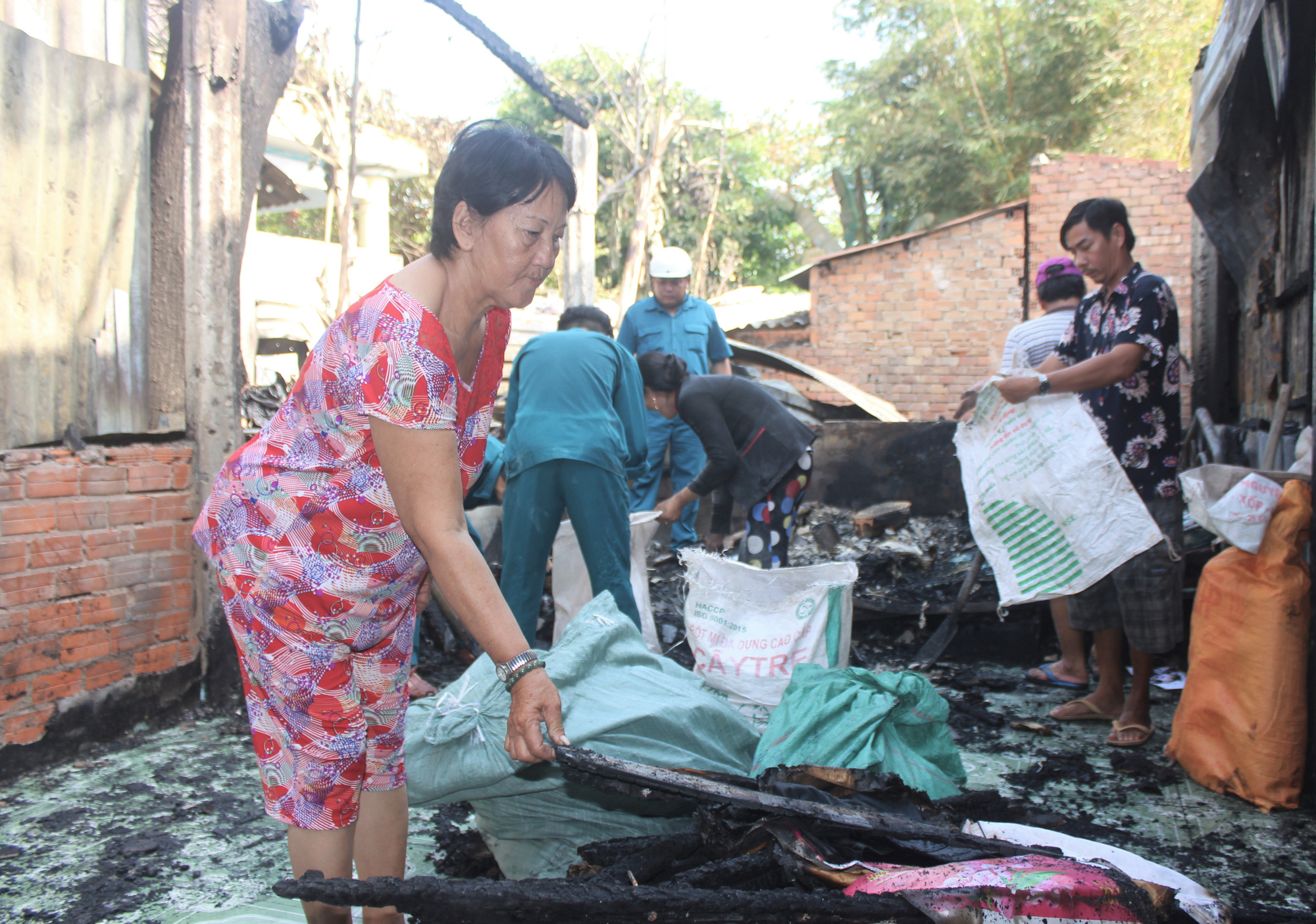 Nhà cháy rụi, vợ chồng già sống cảnh màn trời chiếu đất những ngày cận Tết - Ảnh 4.