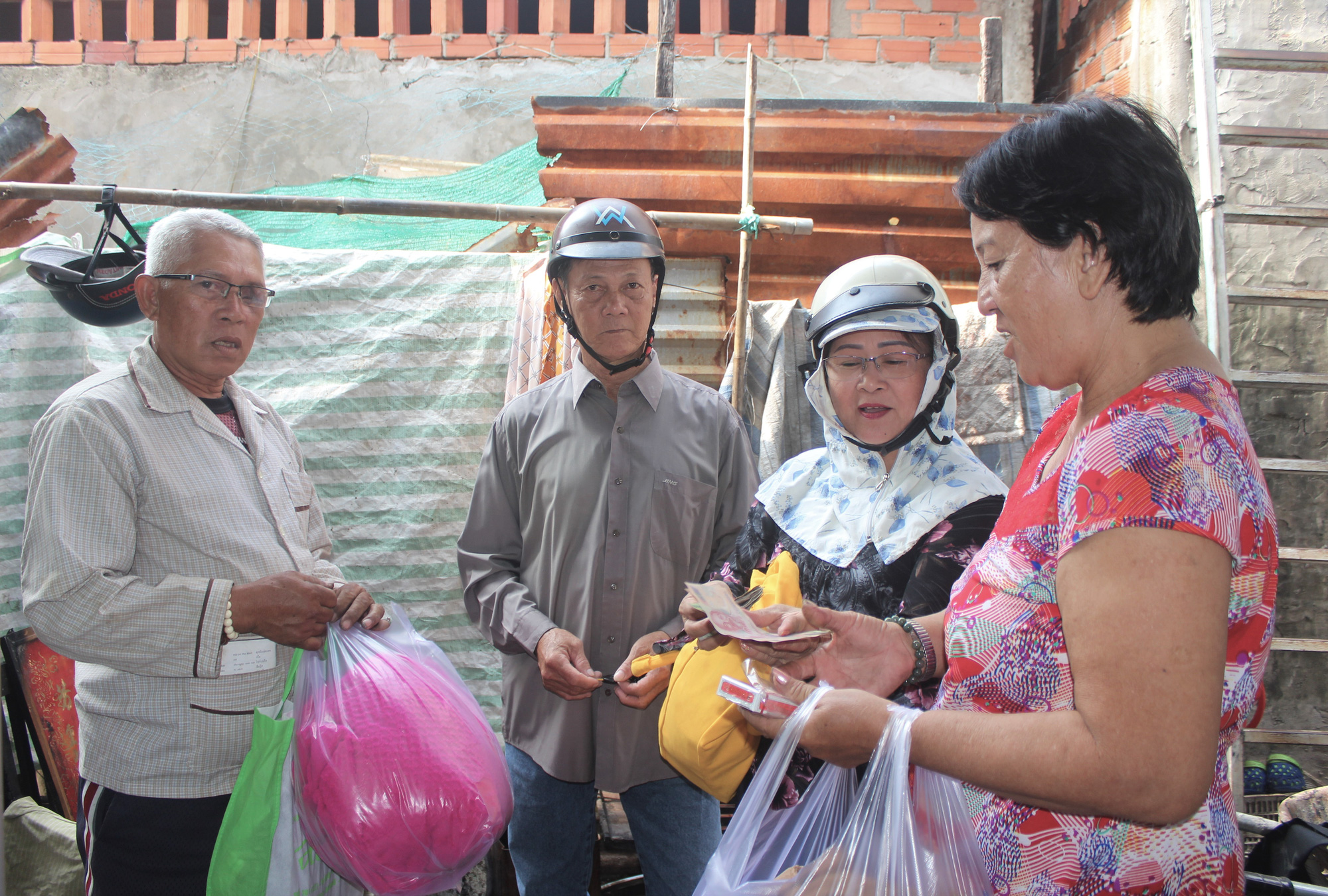 Nhà cháy rụi, vợ chồng già sống cảnh màn trời chiếu đất những ngày cận Tết - Ảnh 6.