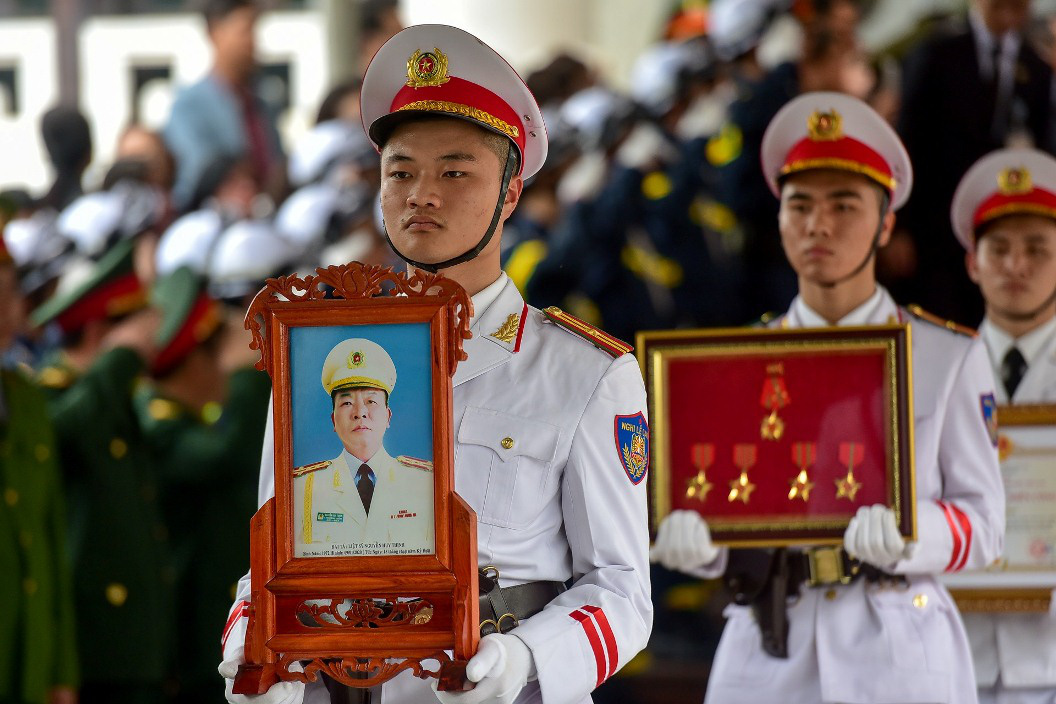 Xúc động tiễn biệt 3 liệt sĩ hy sinh khi làm nhiệm vụ tại xã Đồng Tâm - Ảnh 1.