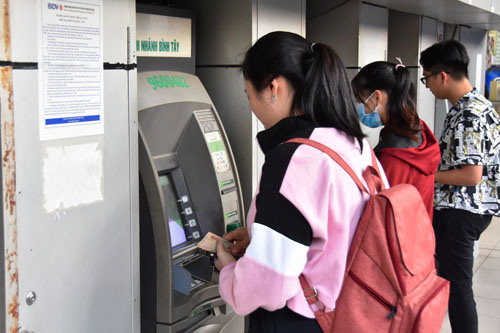 ATM cố thông vẫn nghẽn - Ảnh 1.