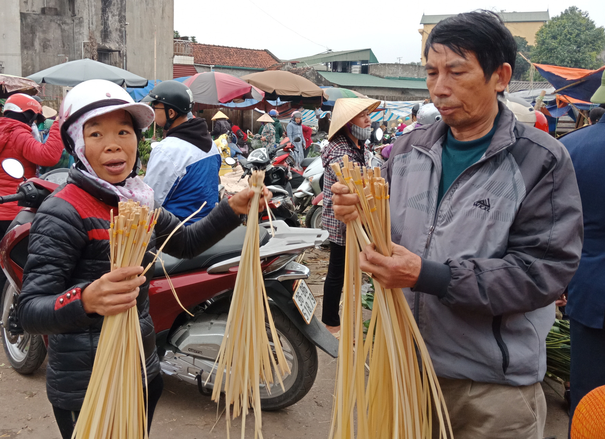 Chẻ lạt giang gói bánh chưng kiếm tiền triệu mỗi dịp Tết - Ảnh 9.