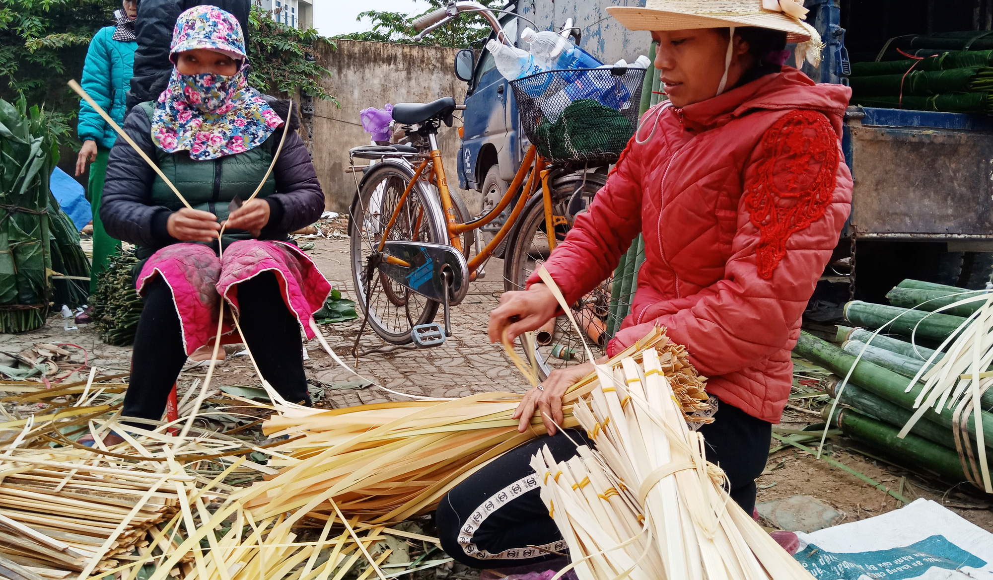 Chẻ lạt giang gói bánh chưng kiếm tiền triệu mỗi dịp Tết - Ảnh 3.