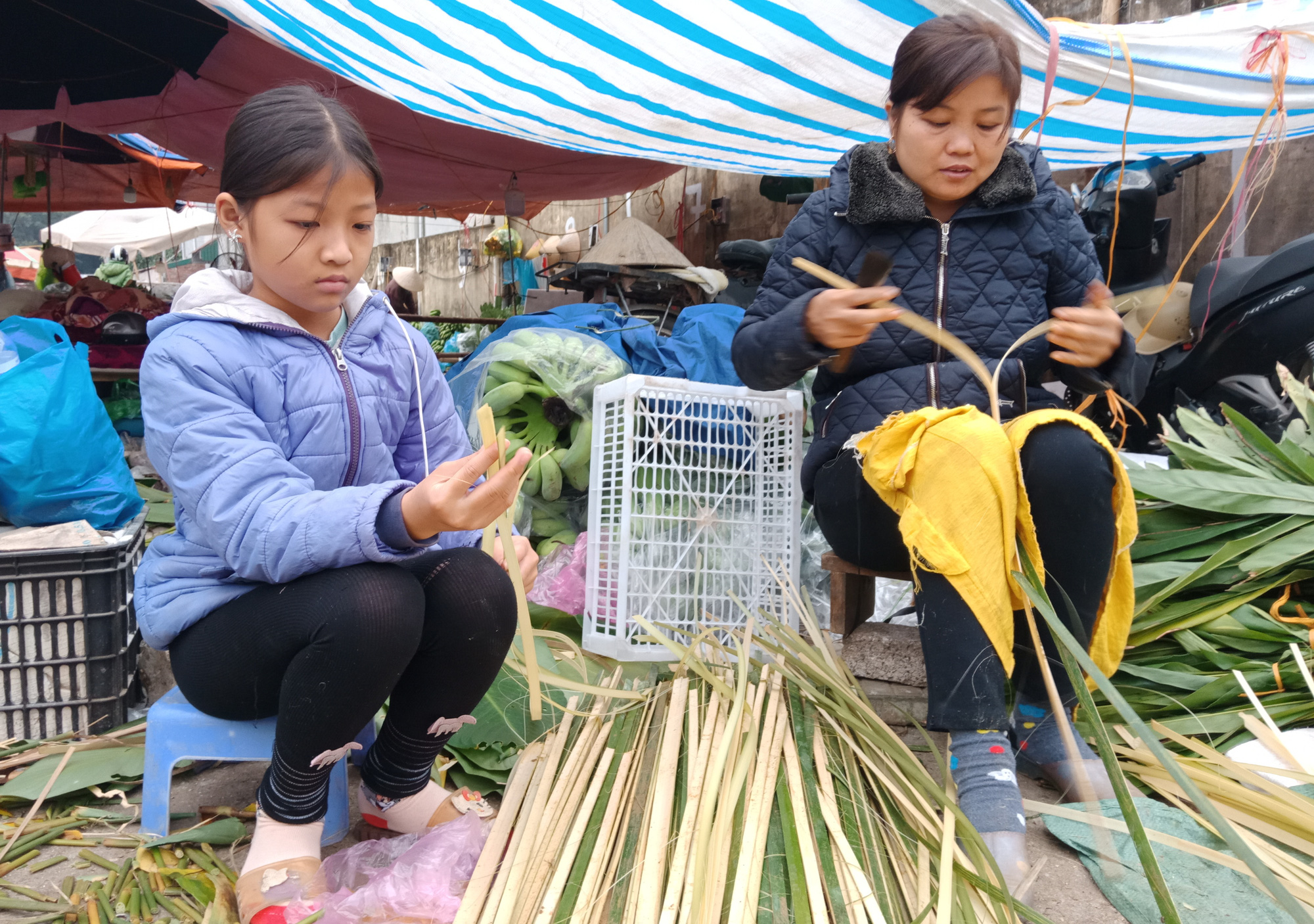 Chẻ lạt giang gói bánh chưng kiếm tiền triệu mỗi dịp Tết - Ảnh 8.